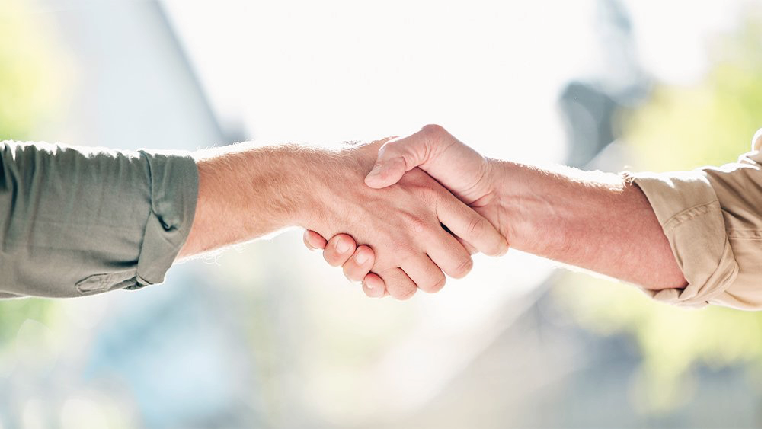 Personas dándose la mano